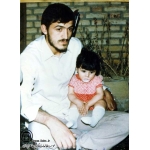 مهدی زین‌الدین در کنار فرزندش