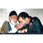 سعید قهاری‌سعید در حال سرکشی از خانواده شهید ابراهیمیان در ابرکوه