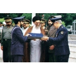 منصور ستاری در کنار حضرت آیت‌الله خامنه‌ای و محسن رضایی