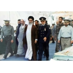 منصور ستاری در کنار حضرت آیت‌الله خامنه‌ای و محسن رضایی