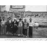 هویزه-حجت الاسلام علی دوانی به همراه پسرانش در مقابل مسجد حضرت اباعبدالله هویزه