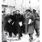 مرتضی یزدی و نورالدین کیانوری دو تن از سران حزب توده هنگام حضور در دادگاه نظامی در اواسط دهه 1320