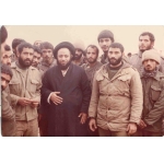 آیت الله جزایری نماینده امام در اهواز در کنار رزمندگان گردان بلالی منطقه دب حردان 1360